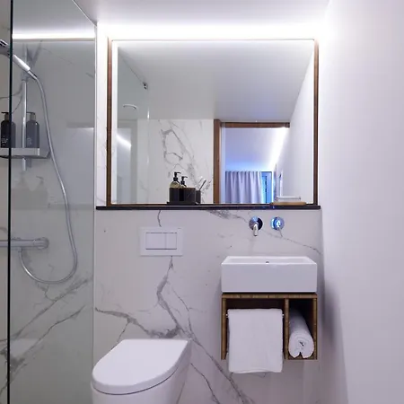 Hotel Tin - - Aus Hochwertig Ausgebauten Ueberseecontainern